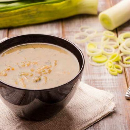 sopa de frango com alho poró