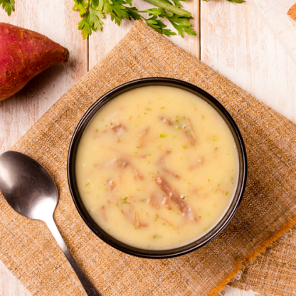 sopa de mandioca com carne desfiada
