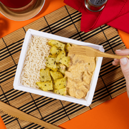 marmita – strogonoff light de frango + arroz branco + batata sautée