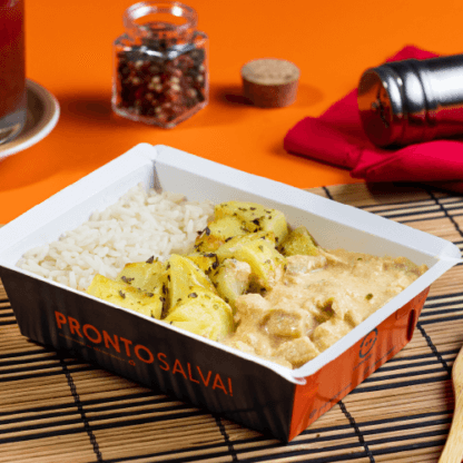 marmita – strogonoff light de frango + arroz branco + batata sautée