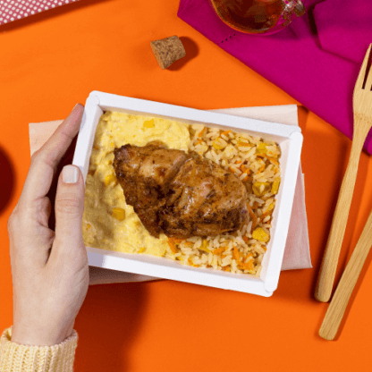 marmita – sobrecoxa de frango + arroz com cenoura e milho + creme de milho