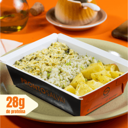 marmita – fricassê de frango + arroz integral com brócolis + batata sautée