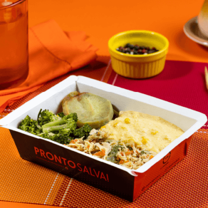 marmita –  frango desfiado + batata doce + creme de milho + brócolis