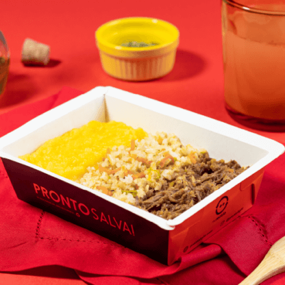 marmita – carne desfiada + arroz integral à grega + purê de mandioquinha