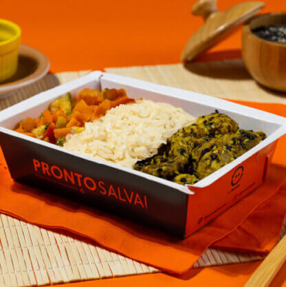 marmita – frango em tiras com gergelim + arroz branco + legumes grego